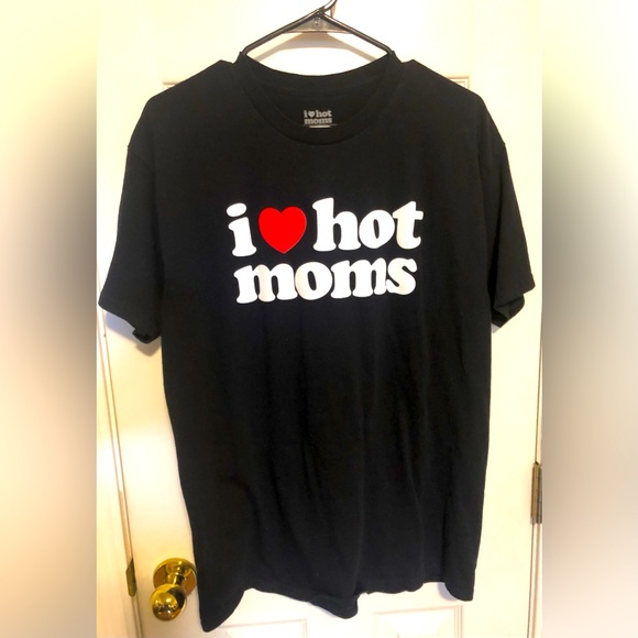 I 🫶🏼 hot moms graphic T shirt - Picture 1 of 2